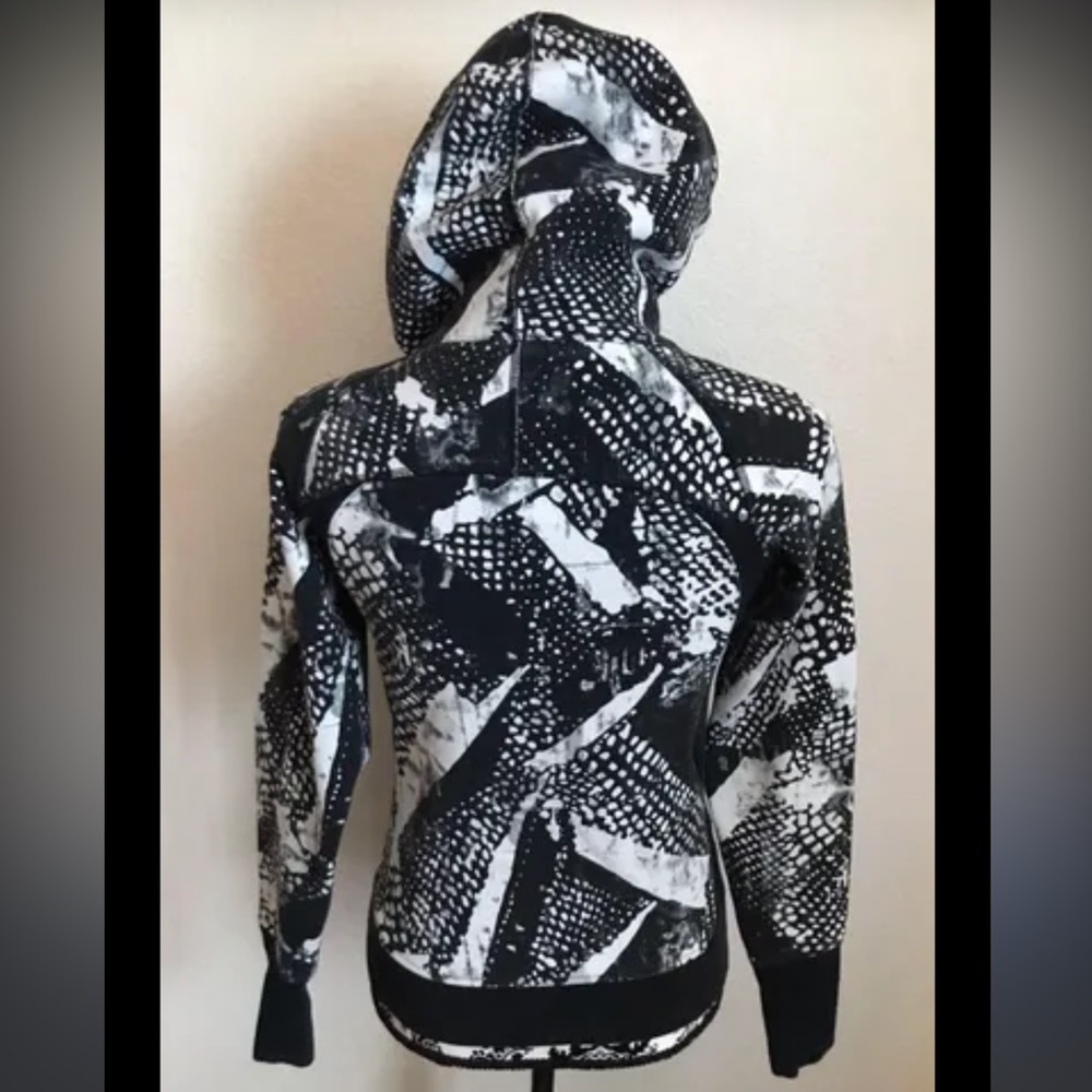 lululemon athletica Black and White Scuba Jacket - Picture 2 of 6